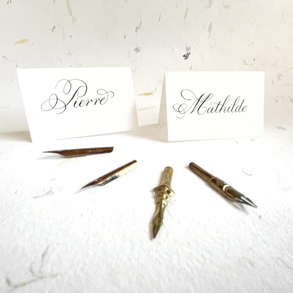 Marque-place mariage calligraphiée à la main, Noémie Keren, calligraphe à bordeaux