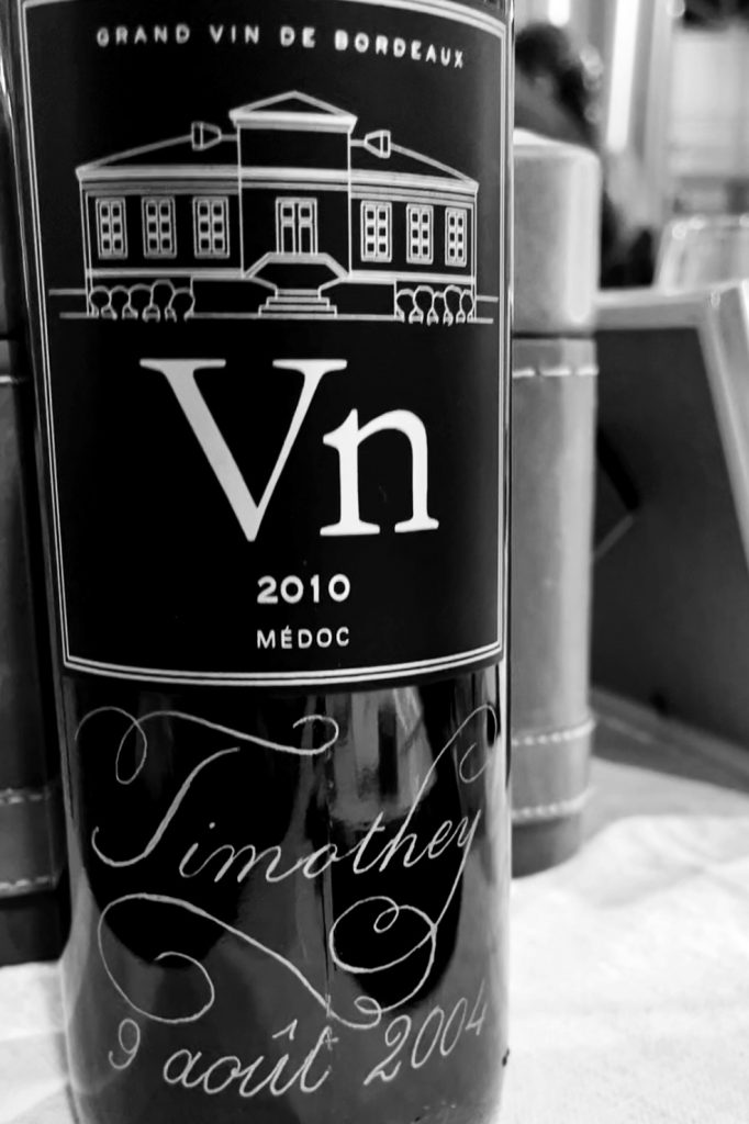 bouteille de vin bordeaux médoc personnalisée gravure à la main calligraphie
gravure bouteilles personnalisées