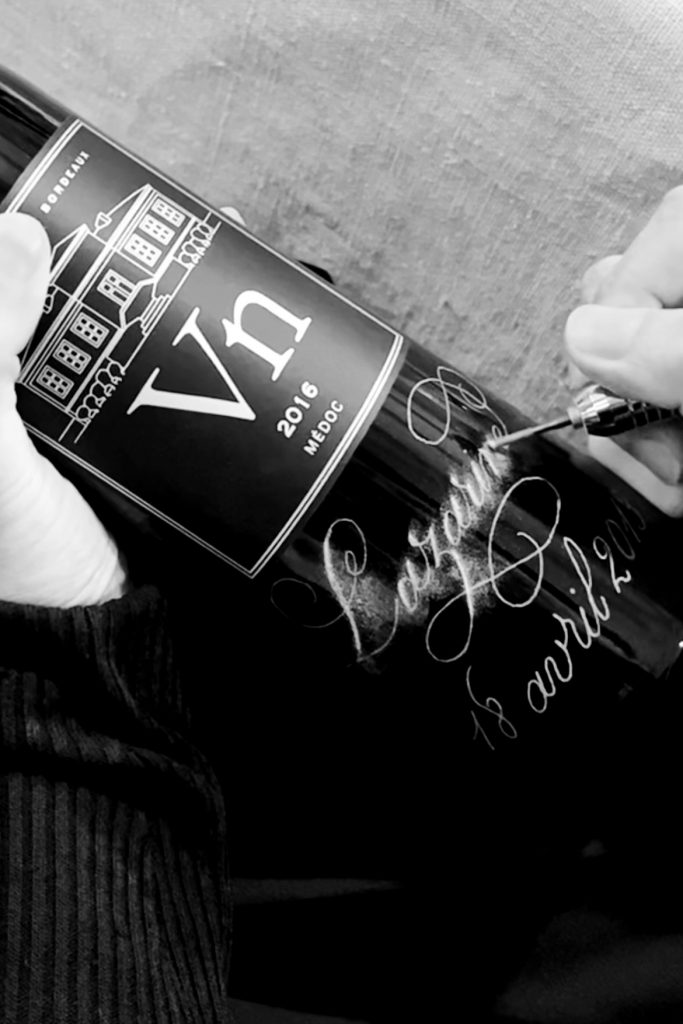 Cadeau anniversaire gravure bouteille de vin personnalisée calligraphie 